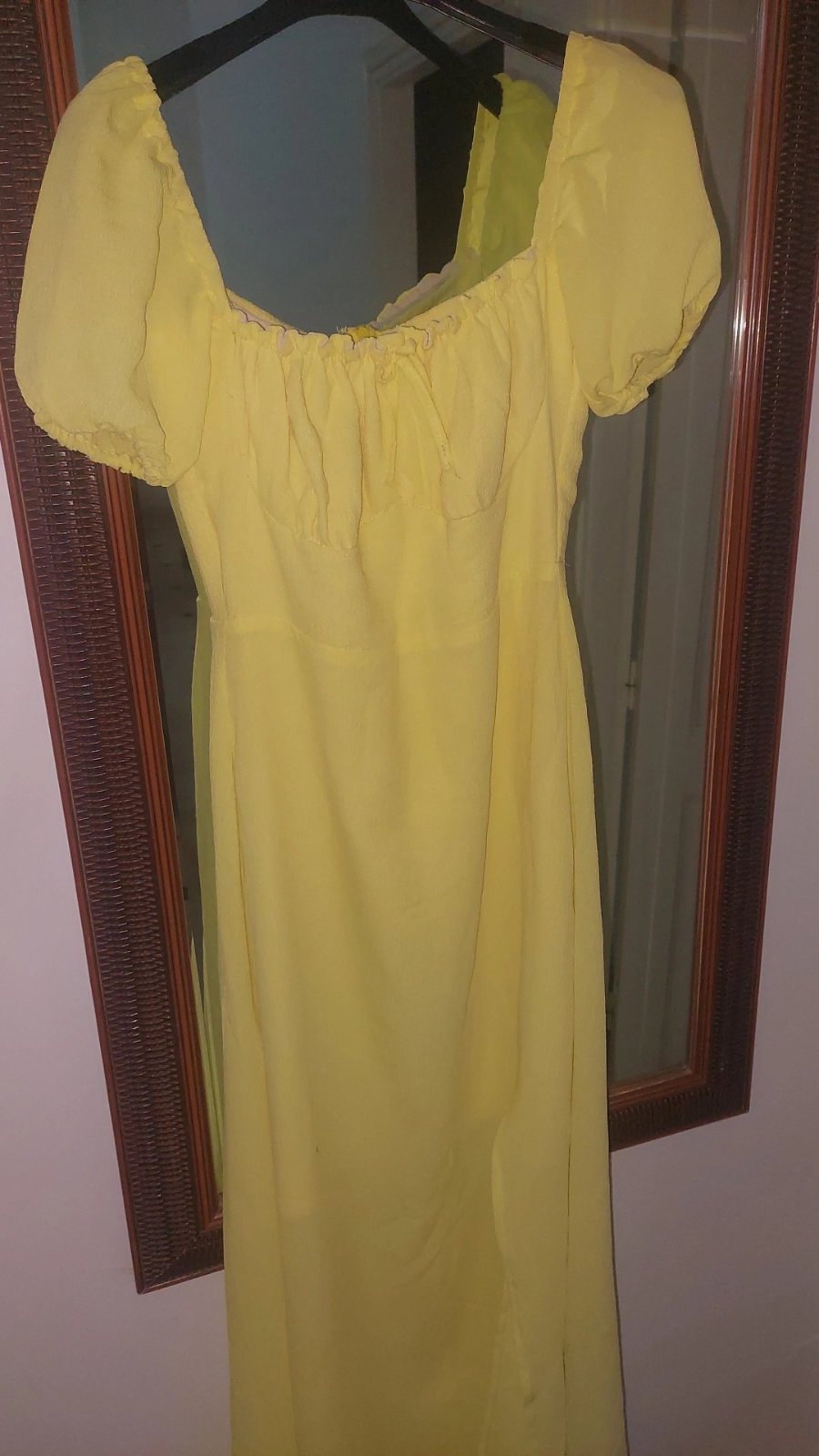 Robe jaune pastel