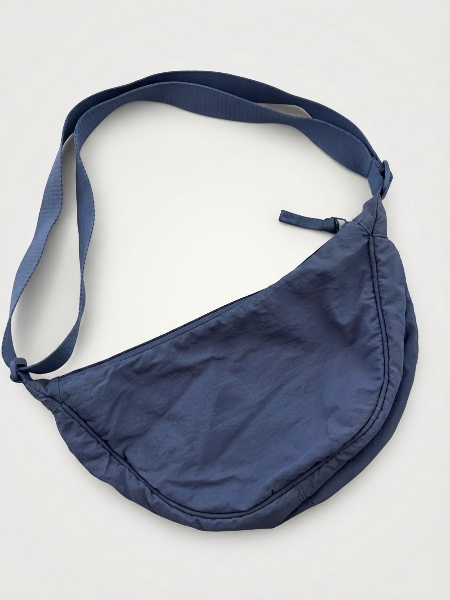 Sac bleu de la marque uniqlo