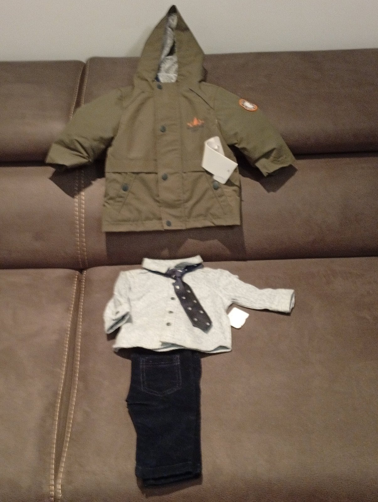 Monteau pantalon et chemeise pour nouveau nee