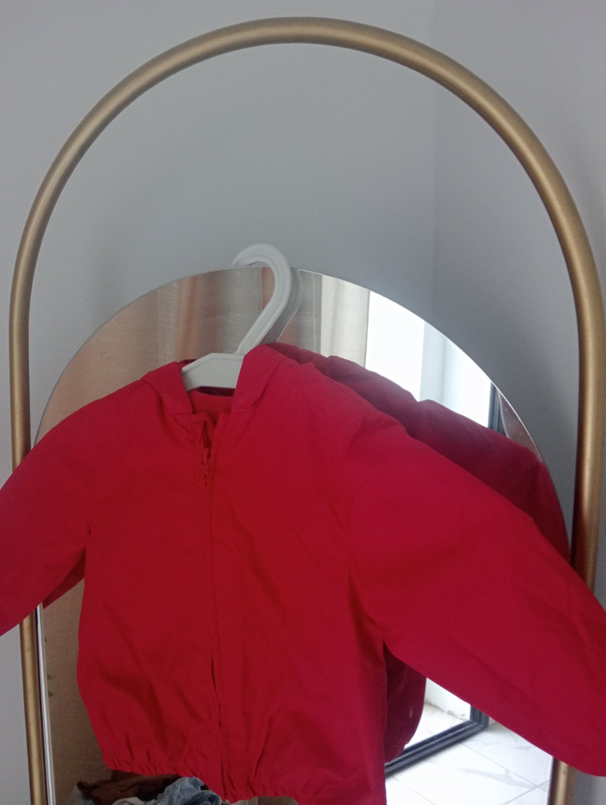 Veste rouge avec capuche 9/12 mois