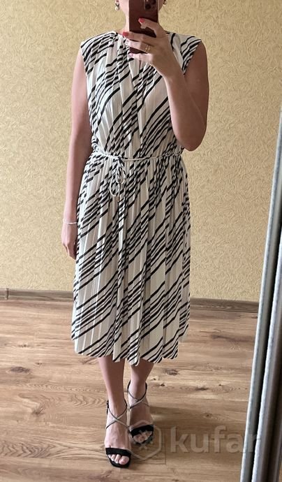 Tres jolie robe noir et blanc avec ceinture