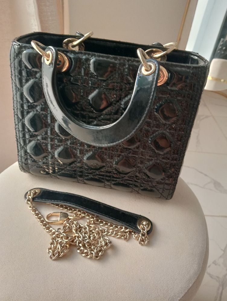 Sac noir avec bandoulière ( état neuf mais fih juste un petit défaut el 7le9 mta3 el sac m5abchin chwaya )
