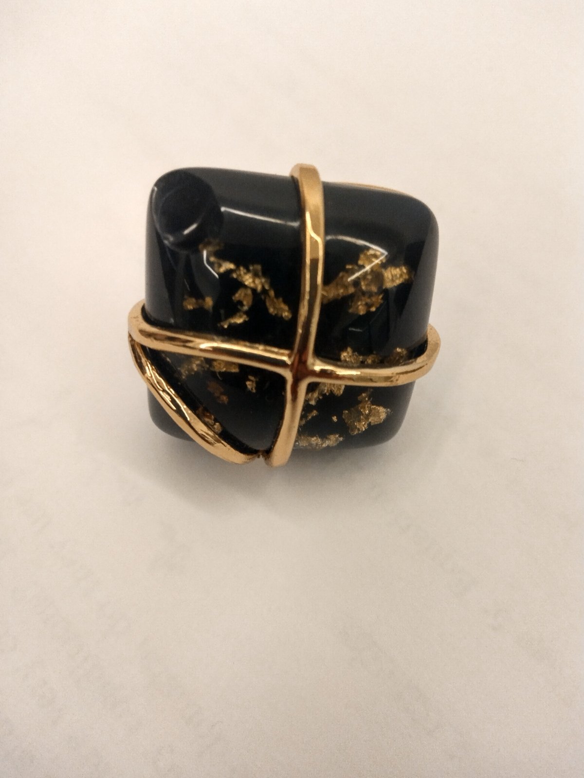Bague noire et dorée 