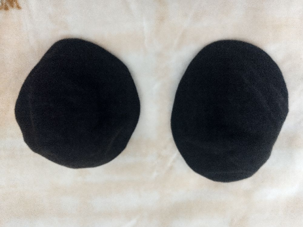 2 berets noirs