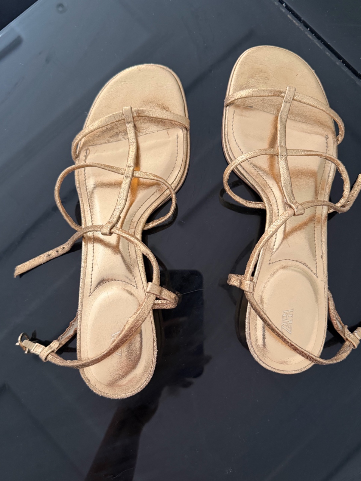 Sandale doré Zara a tres bon prix 