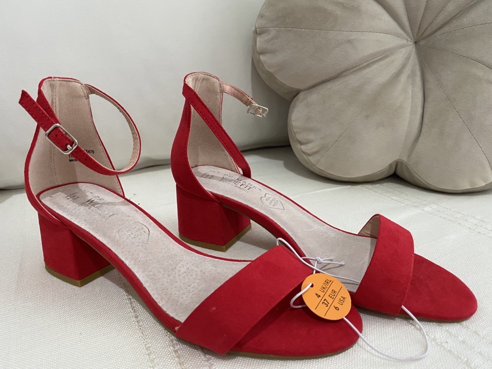 Sandales rouge neuf avec etiquette