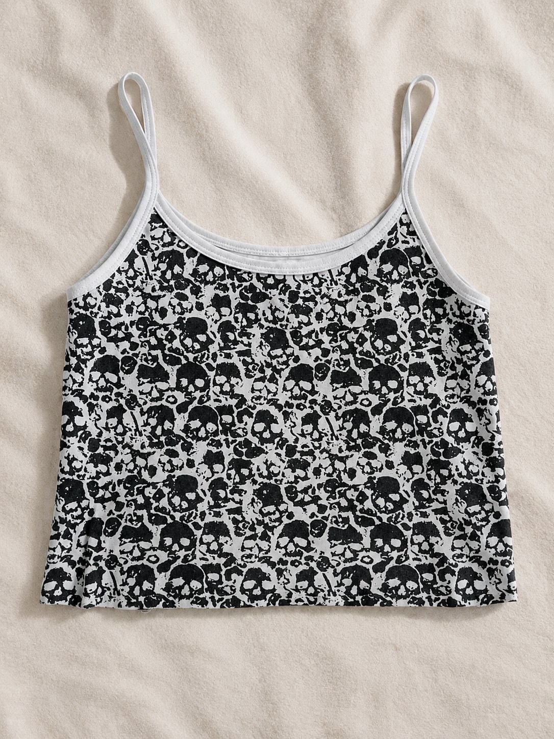 Crop top blanc et noir motif tête de mort
