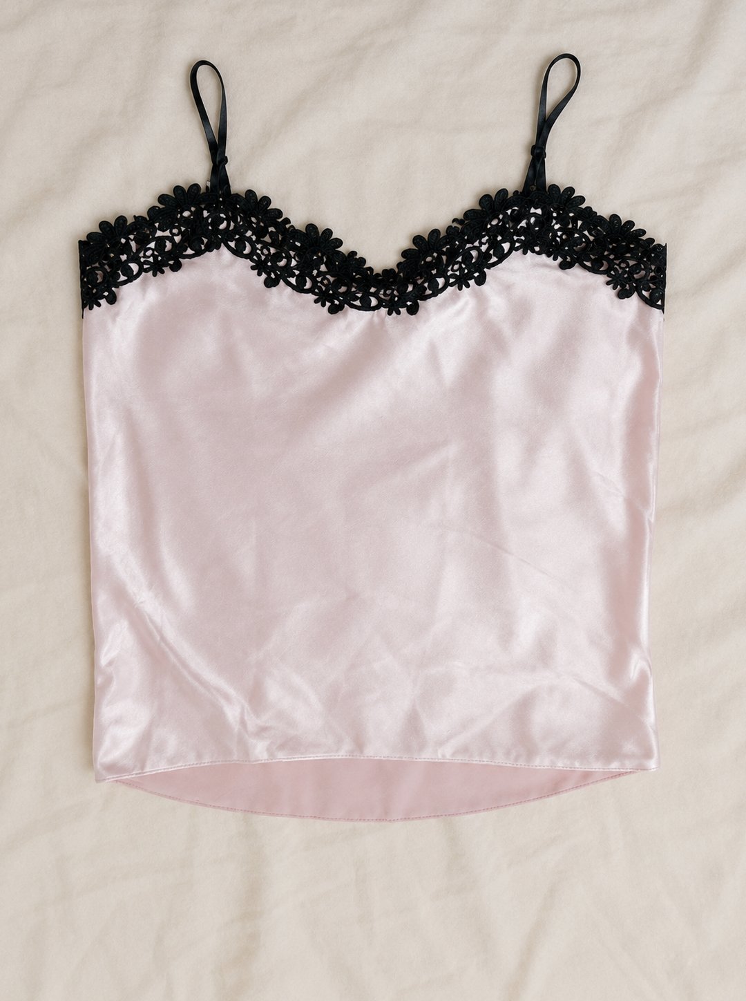 Top rose satinée avec dentelle noire