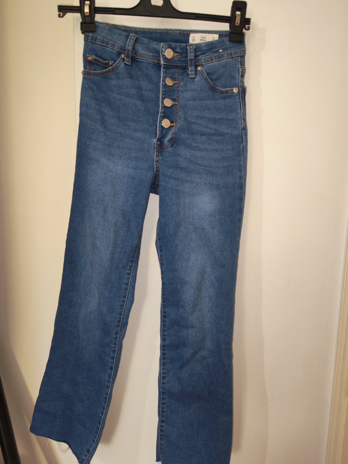 Superbe Jean Taille Haute Bleu – Coupe Droite / Flare avec Boutons Visibles – Taille 32