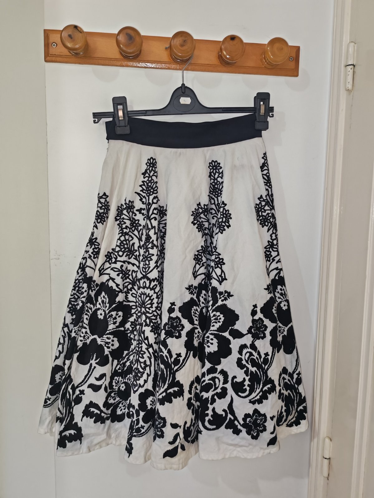 Magnifique Jupe Midi Évasée – Style Rétro / Vintage – Motif Floral Noir & Blanc taille s