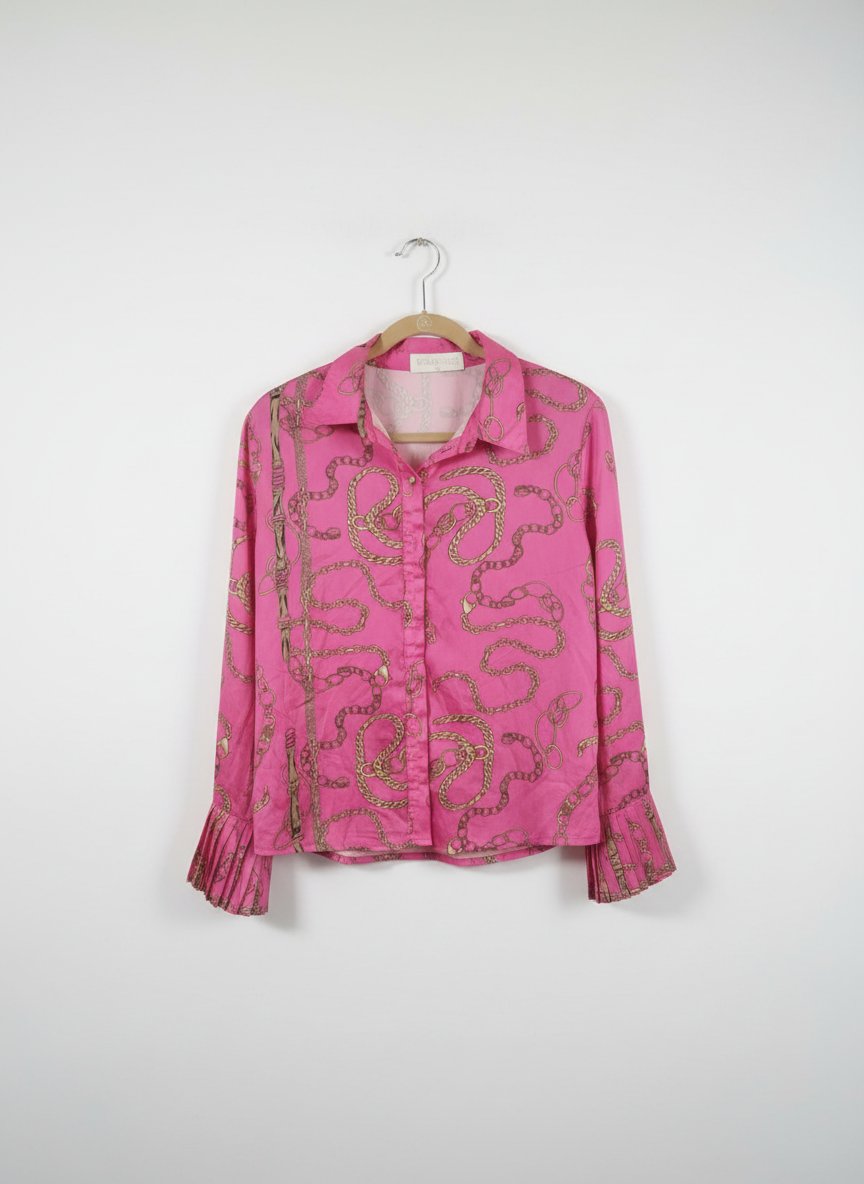 Chemise rose avec de délicates touches dorées, élégante et raffinée pour illuminer votre look. ✨🌸