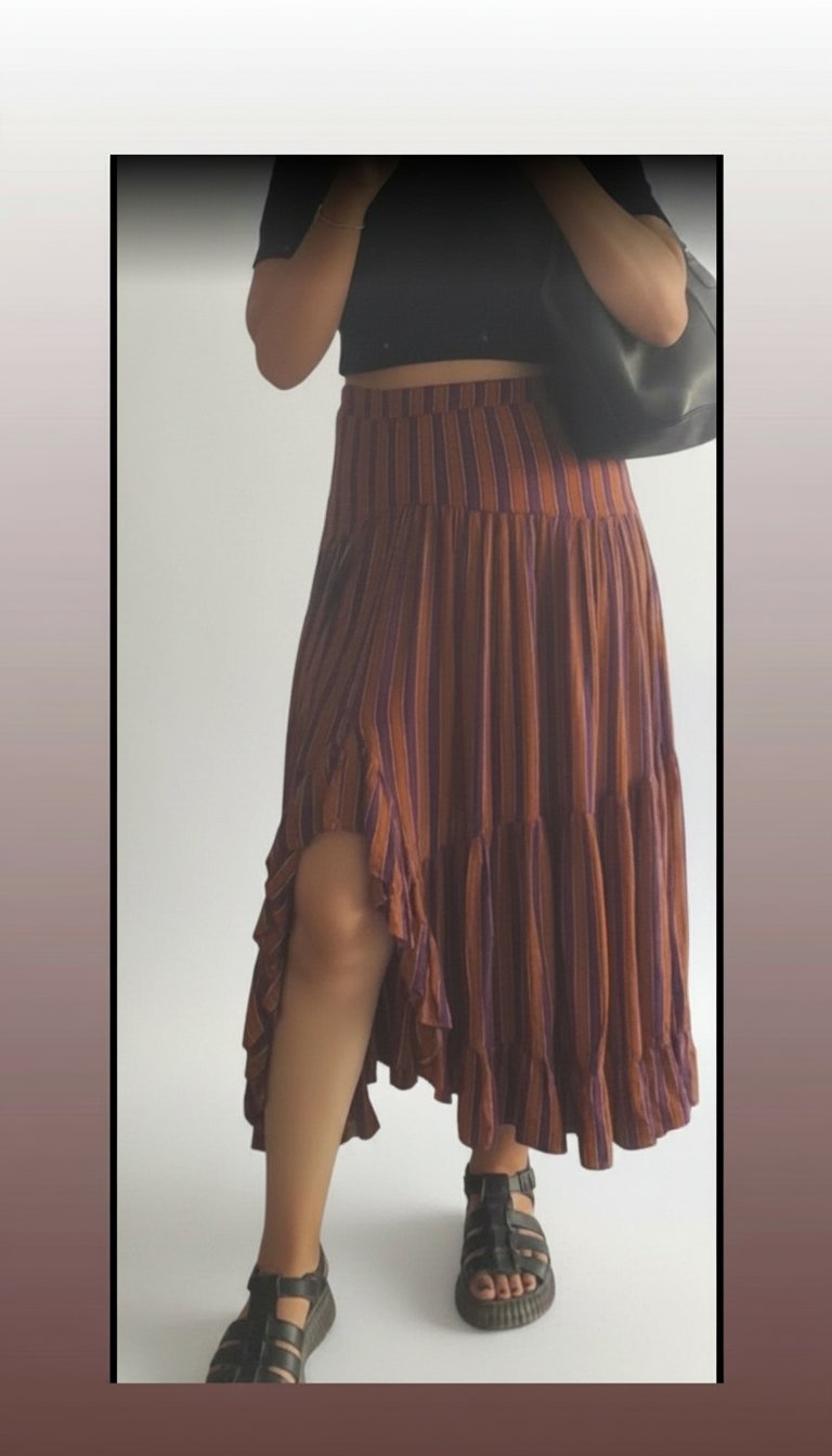    Jupe  💜🤎à volants chic et tendance à vendre.  Élégante, féminine et facile à assortir