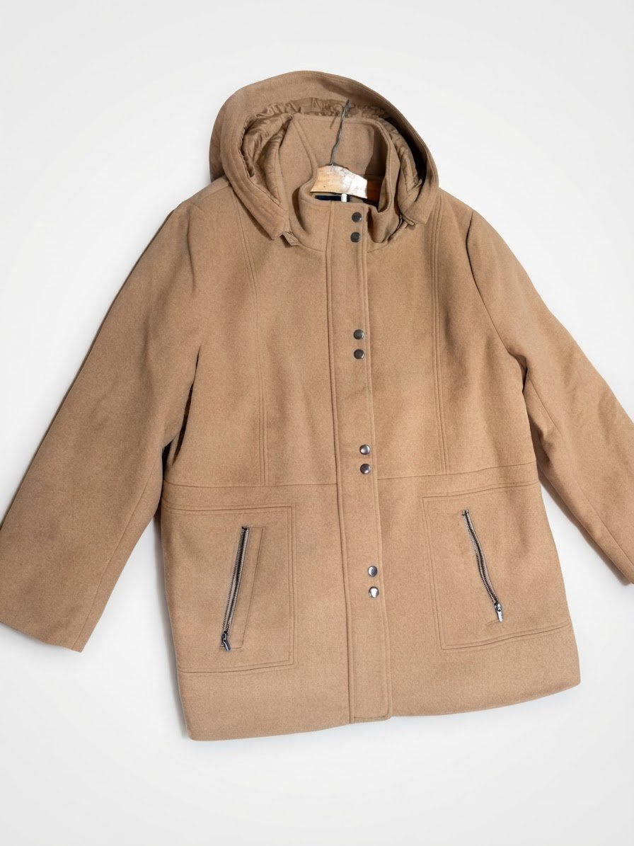 Manteau beige camel en Cachemire avec capuche la taille 46