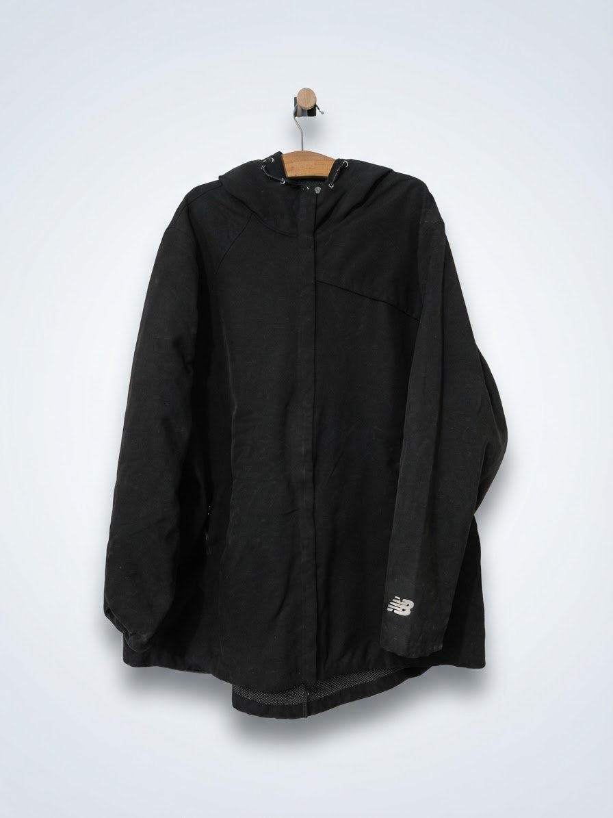 Veste de sport noire avec capuche, New balance authentique et la taille xxl ( de 42 jusqu'à 46) 