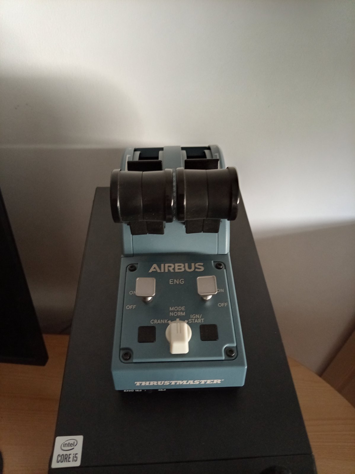 Volant et manettes de pilotage thrustmaster 