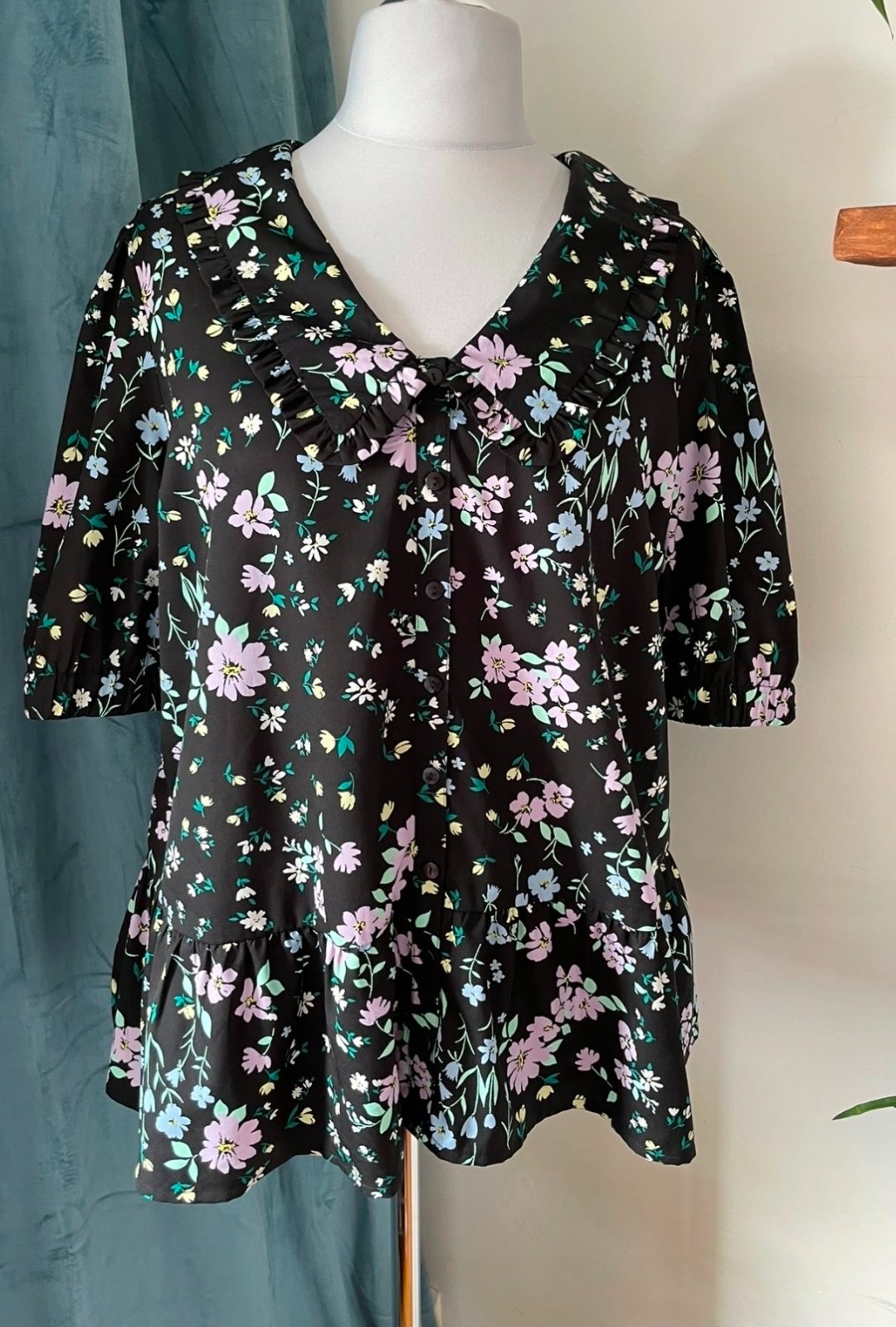 Pull demi manche noir avec des fleurs colorés 