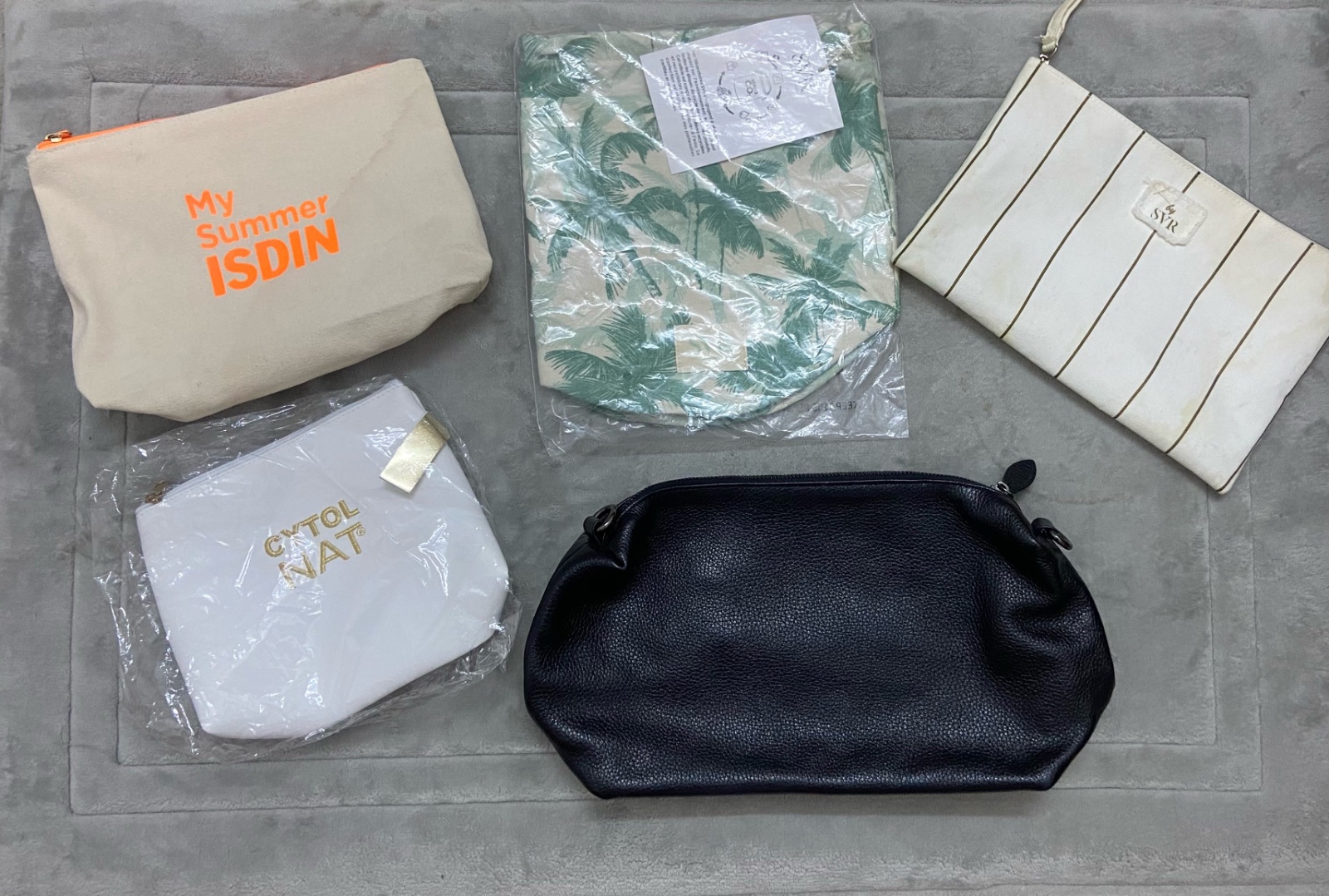Lot de 5 trousse 2 svr 1 isdin 1 cytol nat 1 grand cuir 