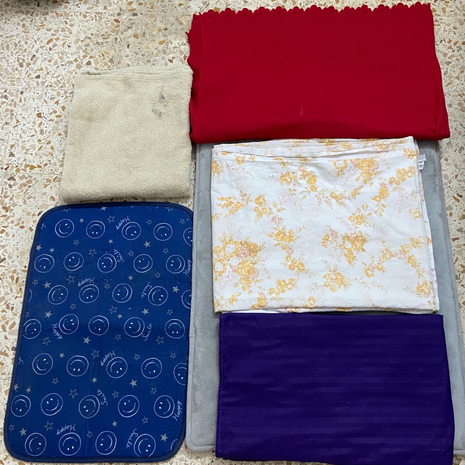 Lot de 2 draps de lit 2 places + couverture fine rouge +petite  tapis + serviette de bain kbira (fiha ptite tache tetnaha )