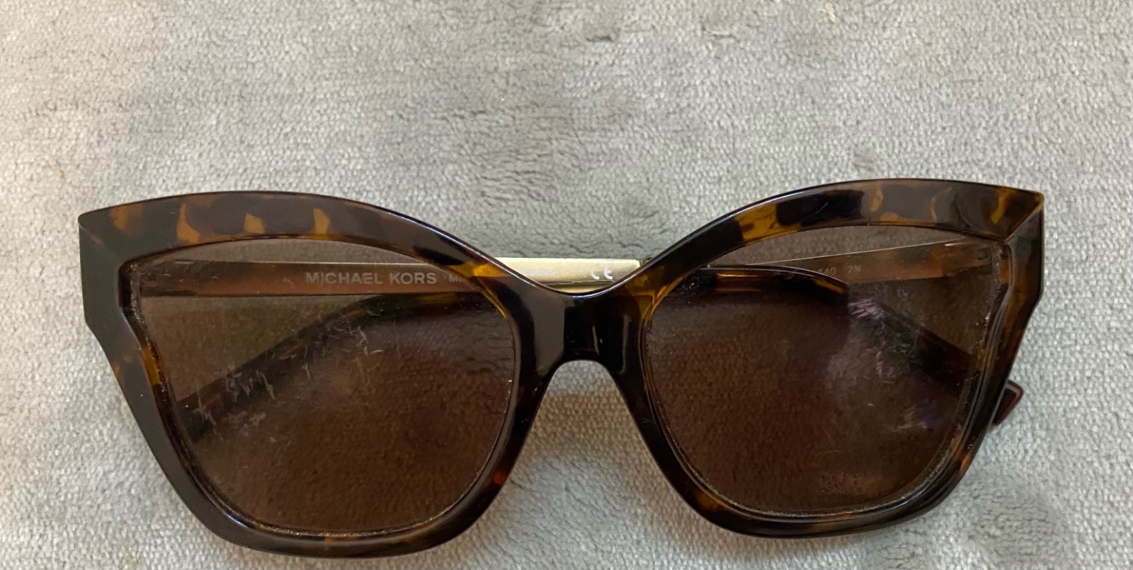 Lunette Mickeal kors authentique ses verres sont corrigés il faut les modifier normal 