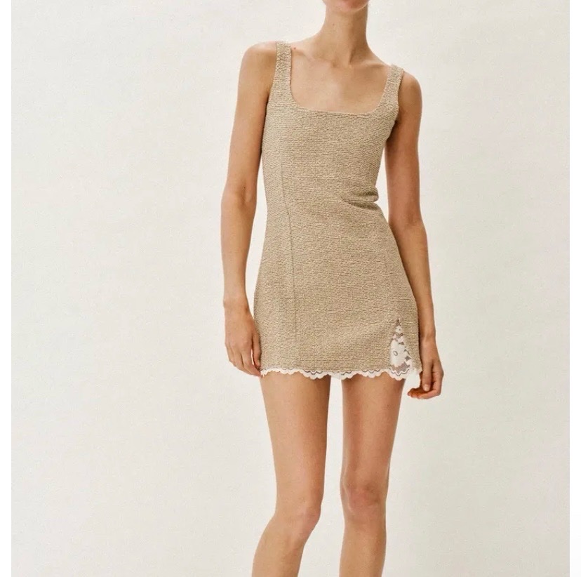Robe zara avec etiquette beige courte et ajusté taille S tlabes Xs psk elle est ajusté