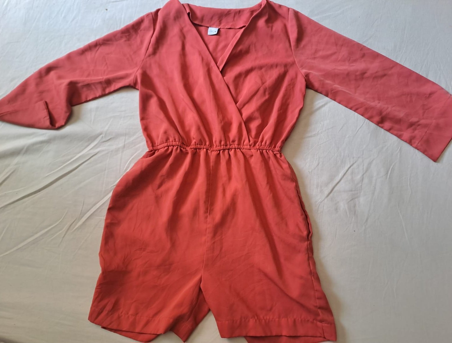 Une combinaison short orange