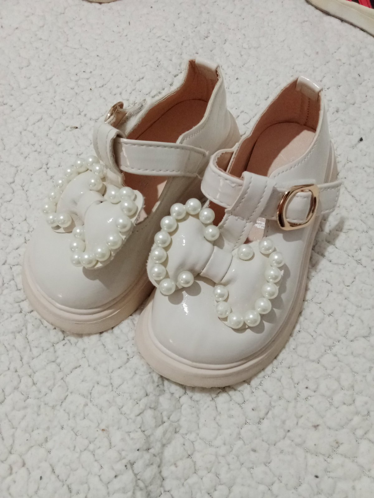 Chaussures beige avec des petites perles sur le 🦋