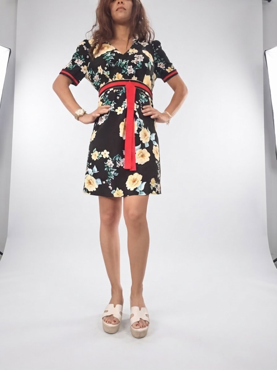 Une tres jolie robe de la marque in-vogue paris  