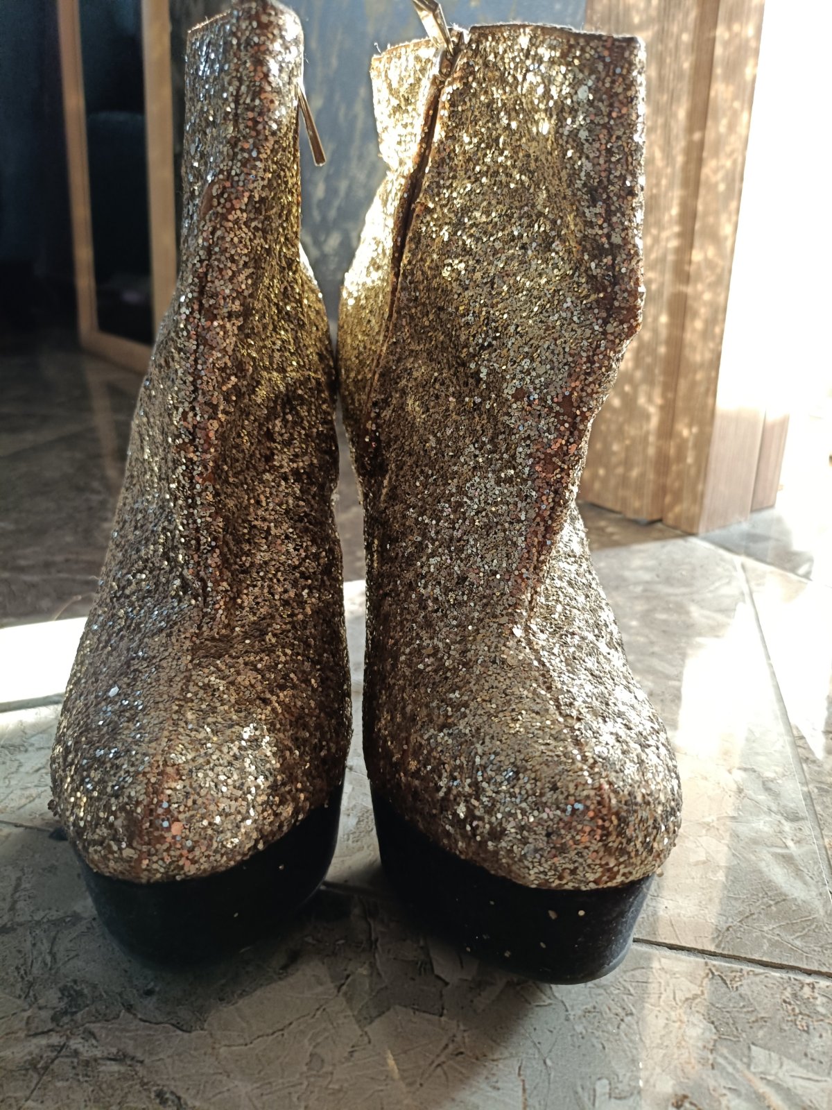 Une jolie paire de boots bling bling de la marque new look