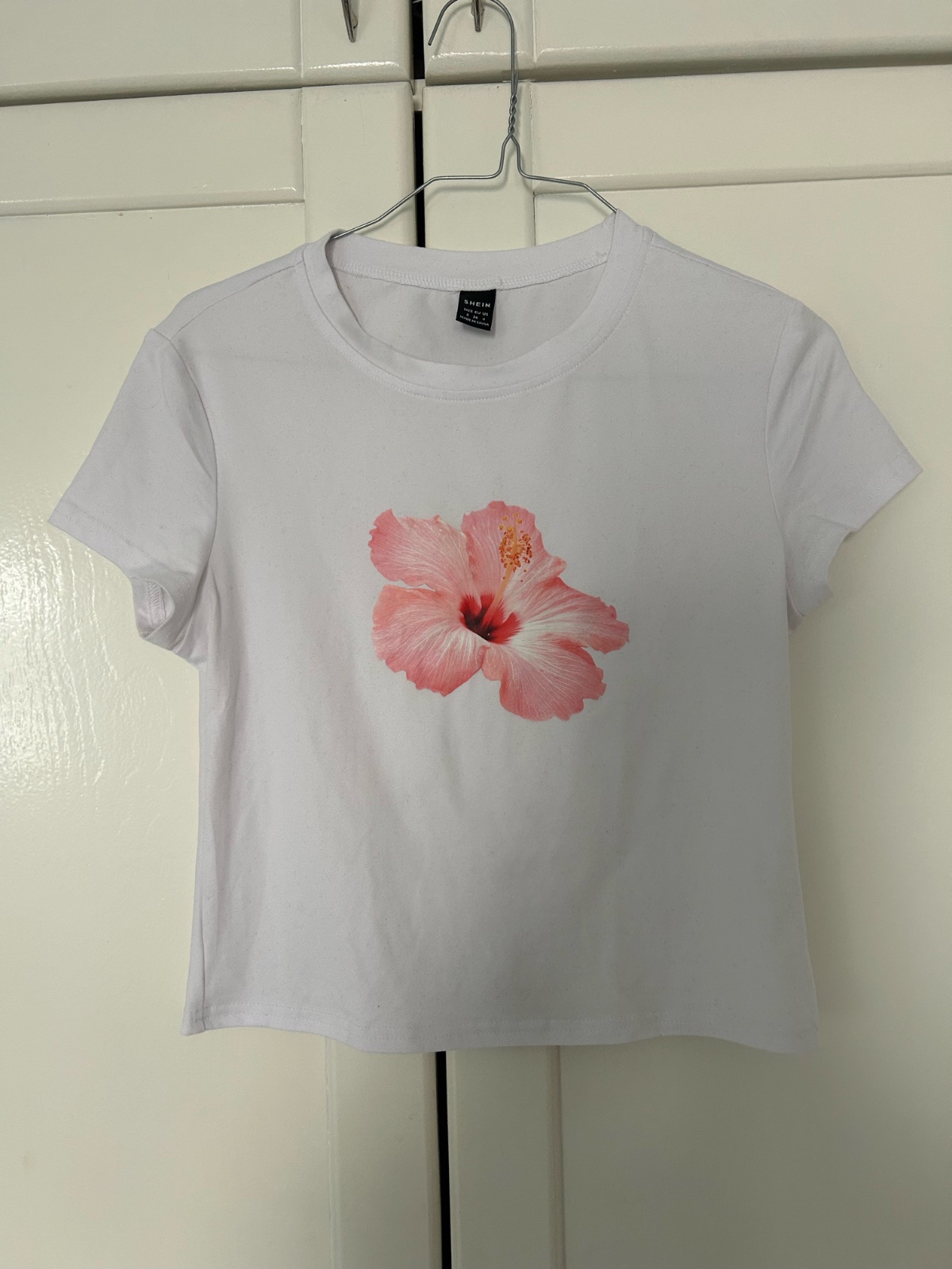 T-shirt blanc avec fleur rose 