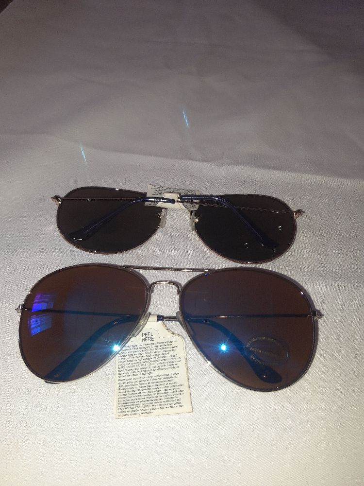 2 lunettes solaires.