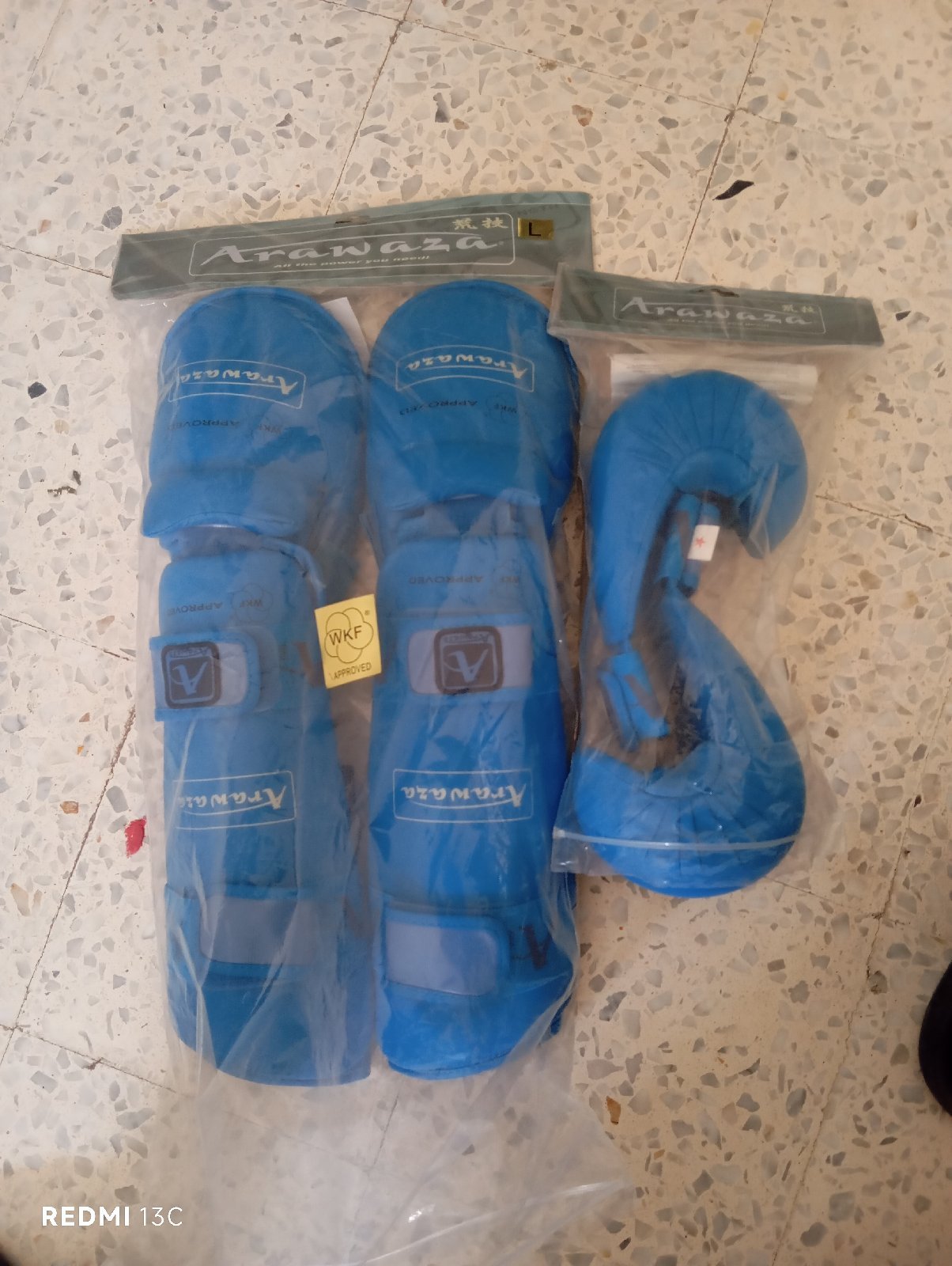 Protége tba et gants karaté "Arawaza"