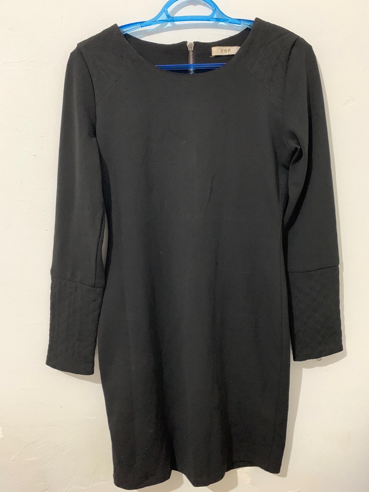 Robe noir classique à manches 