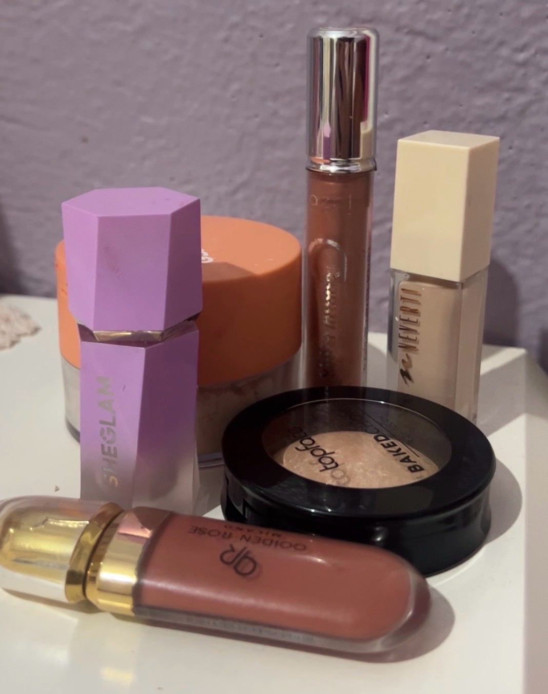 Pack makeup : highlighter liquide sheglam + highlighter poudre topface+ anticerne neverti + lip liquid GR couleur peche matte + lip gloss palleté azal + loose et compact powder 2 en 1 sheglam 