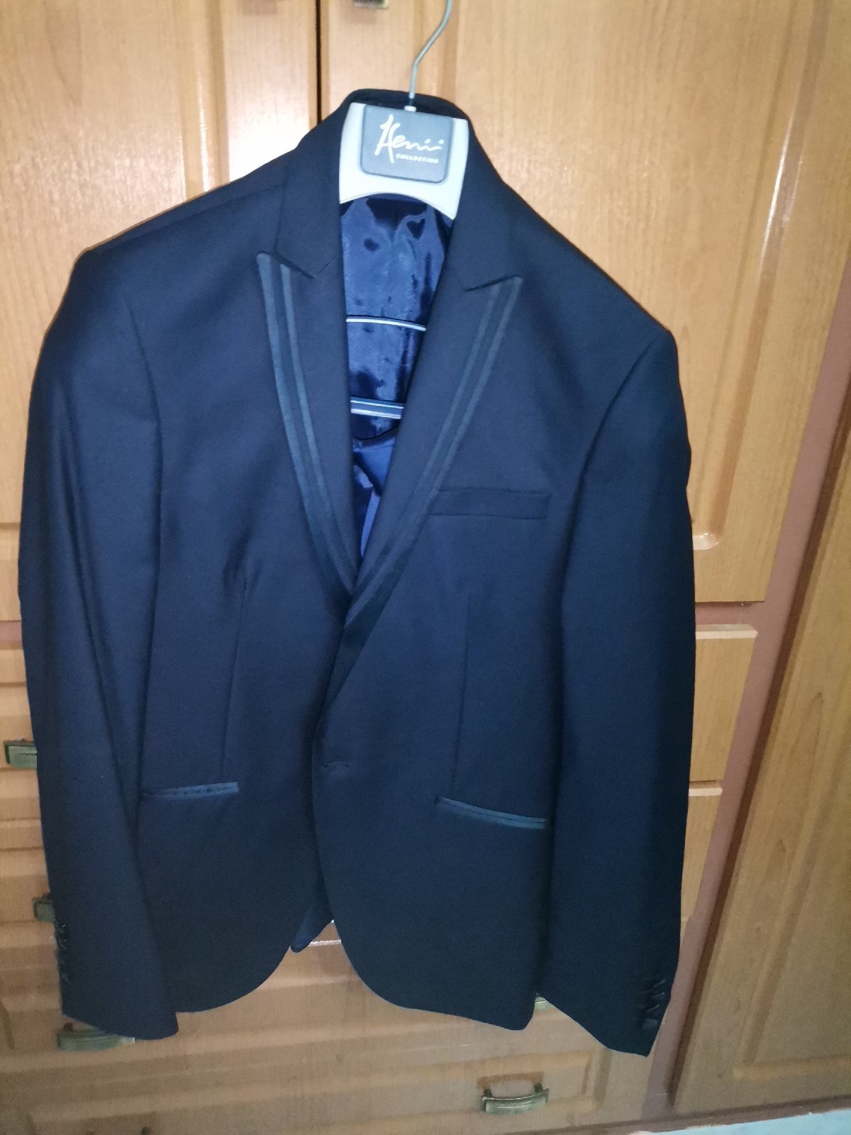 Costume porté une seul fois très chic et classe une très bonne occasion taille 48 avec cravate inclus