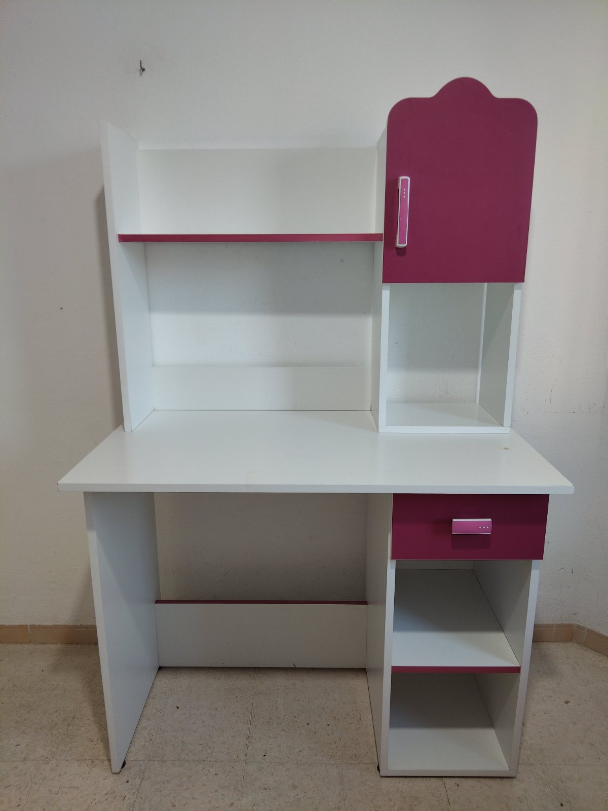 Bureau d’étude blanc et rose avec rangement