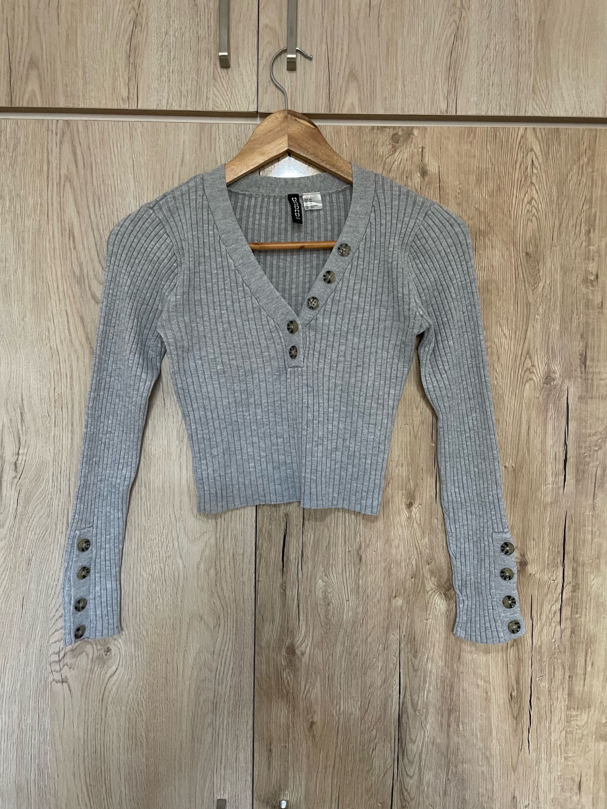 Top gris H&M en maille côtelée avec boutons 