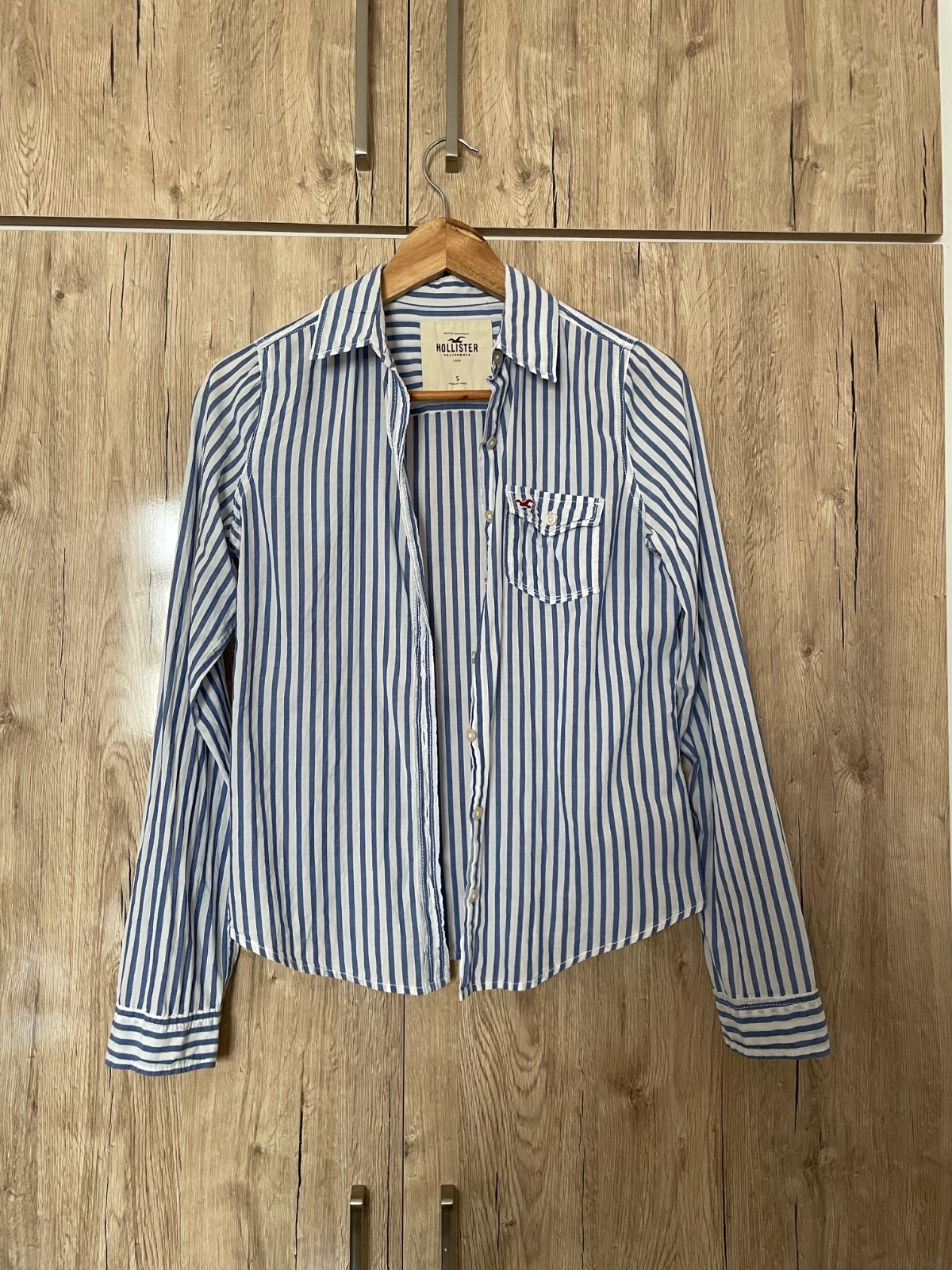 Chemise Hollister rayée bleue et blanche