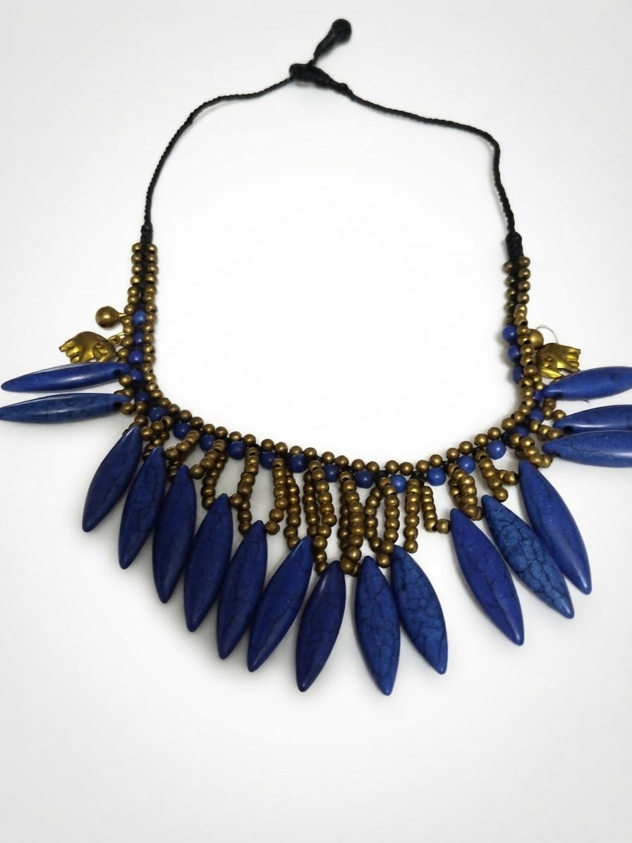 Un collier bleu pétrole 