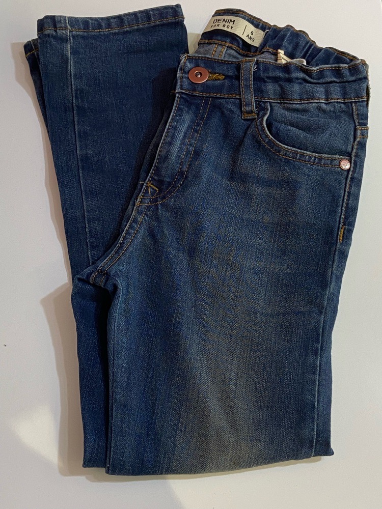 pantalon djean bleu un peu foncé