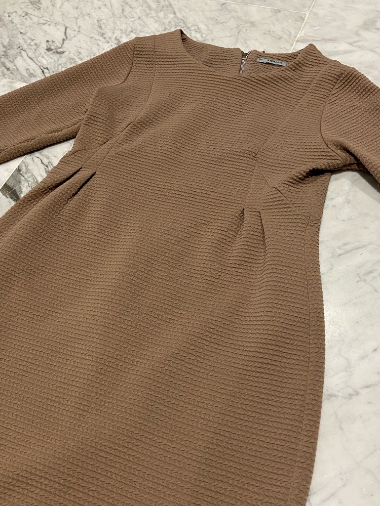 une petite robe beige