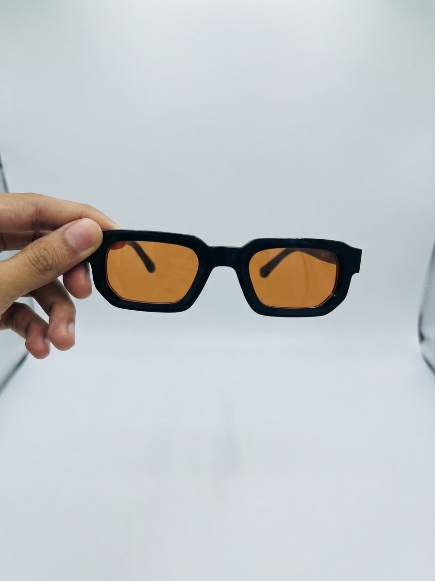 Lunettes de soleil noires à verres ambrés – Style moderne et élégant