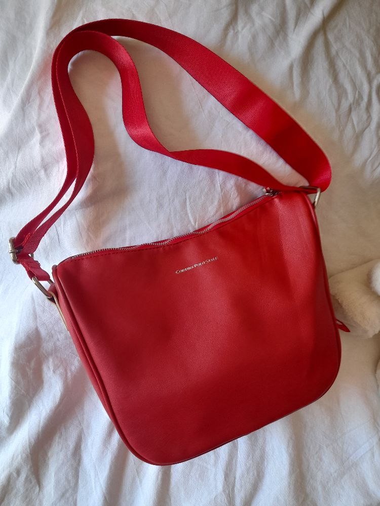 Profitez ❣️ sac à bandoulières importée rouge 💄 en promo + hlou 3la le5er yet.haz 3la deux côtés w tnajem t.hezou twil wela 9sir 