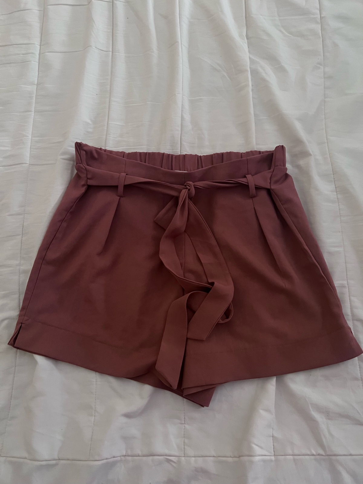     Short taille haute rose poudré avec ceinture à nouer