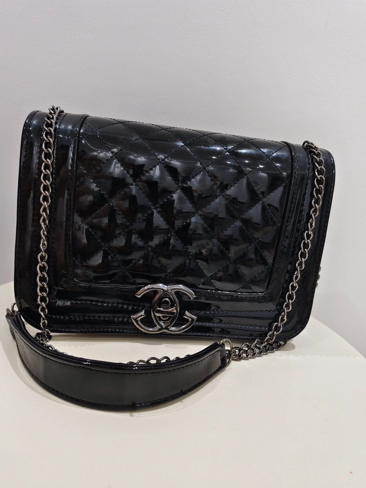 Sac à bandoulière noir vernis