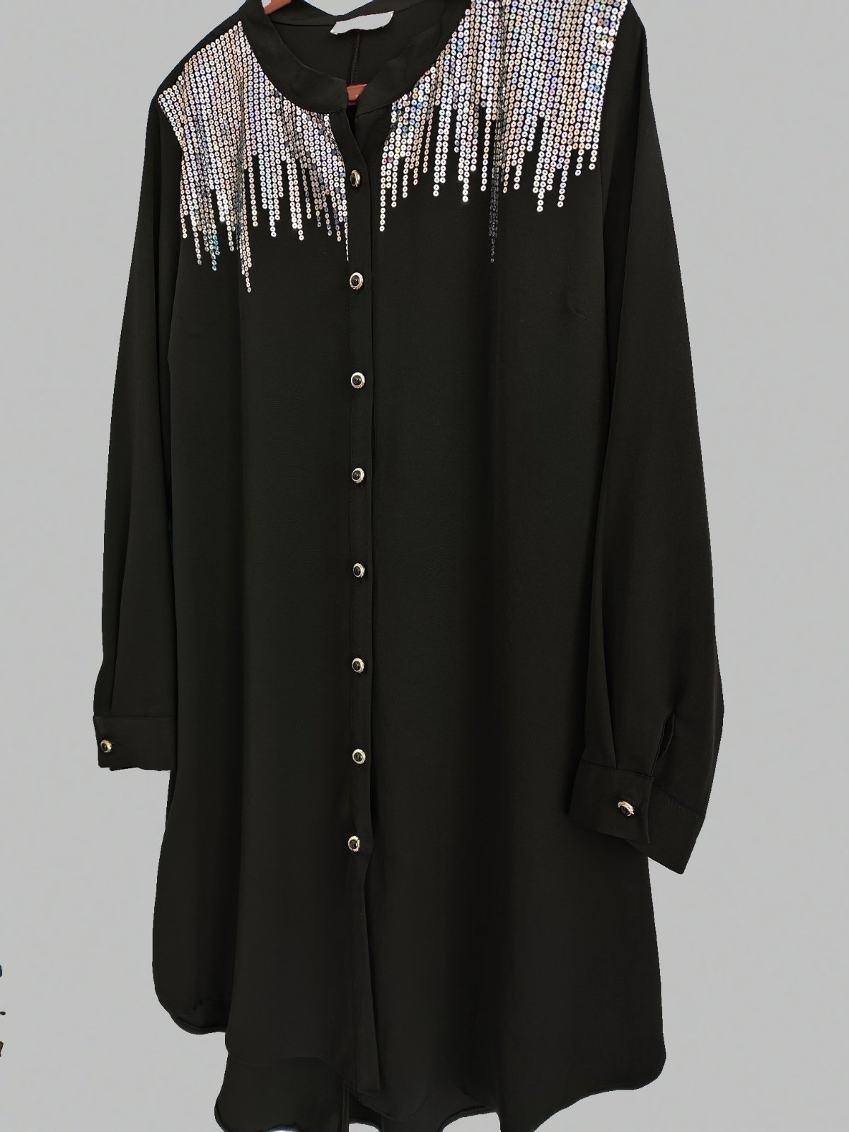 Chemise noire élégante avec sequins