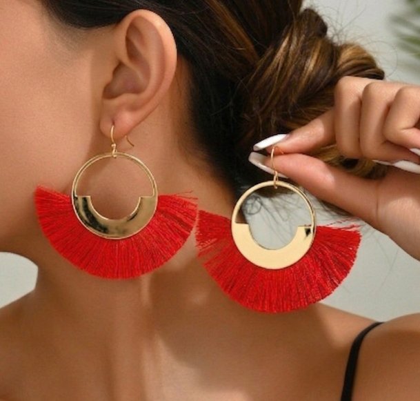 Boucles d'oreilles créoles dorées avec franges rouges - Style bohème chic
