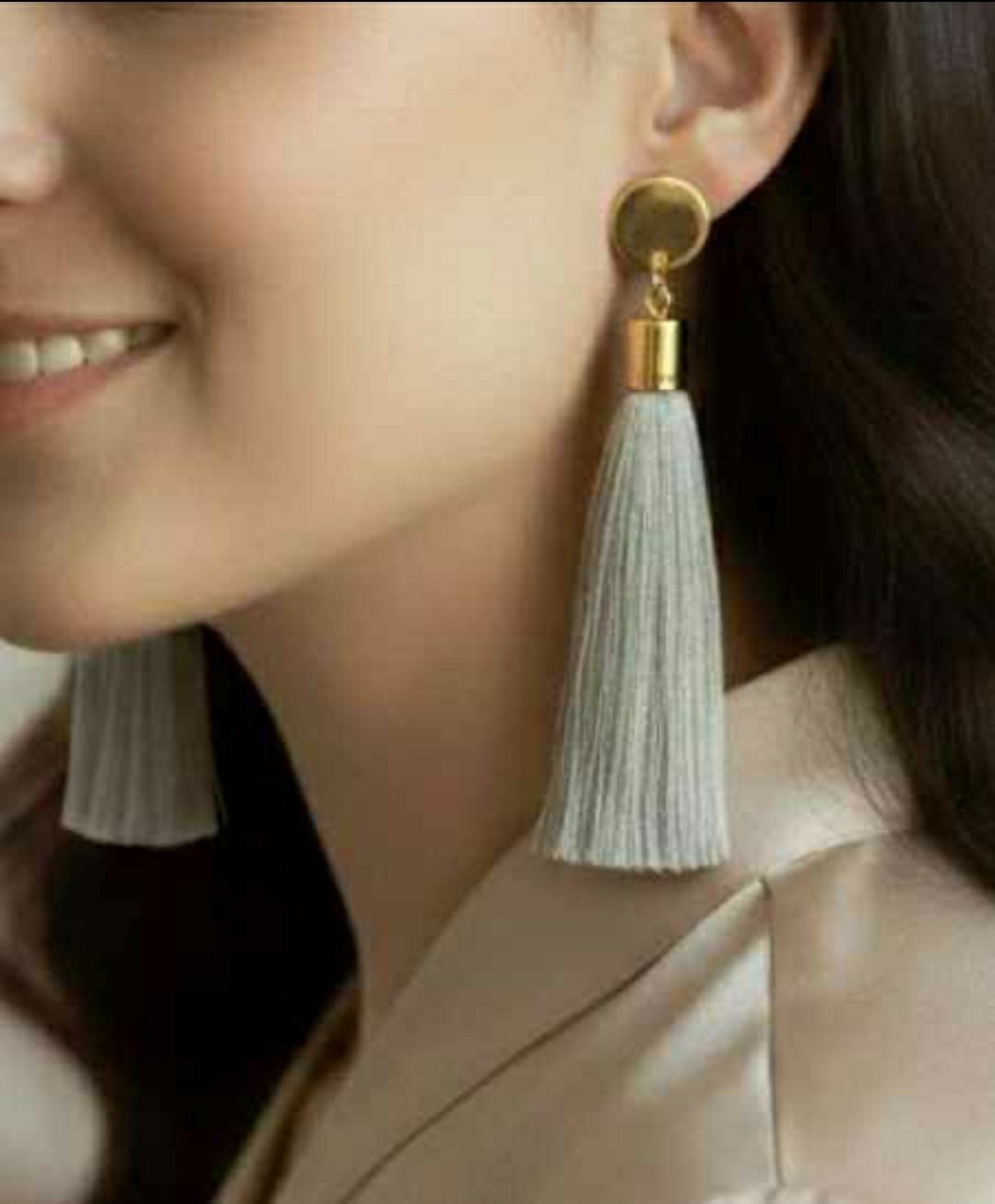 Boucles d'oreilles dorés à pampilles grises 