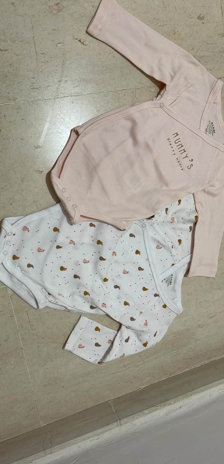 Lot de 2 bodies bébé fille jamais portés 9 mois