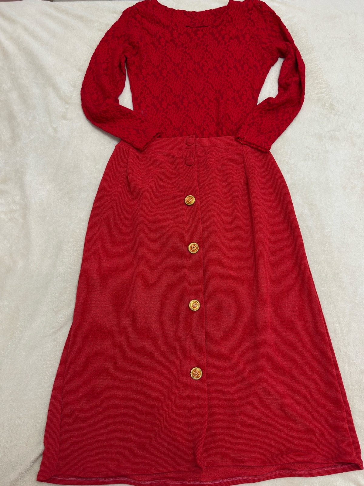 Jupe rouge avec des boutons 