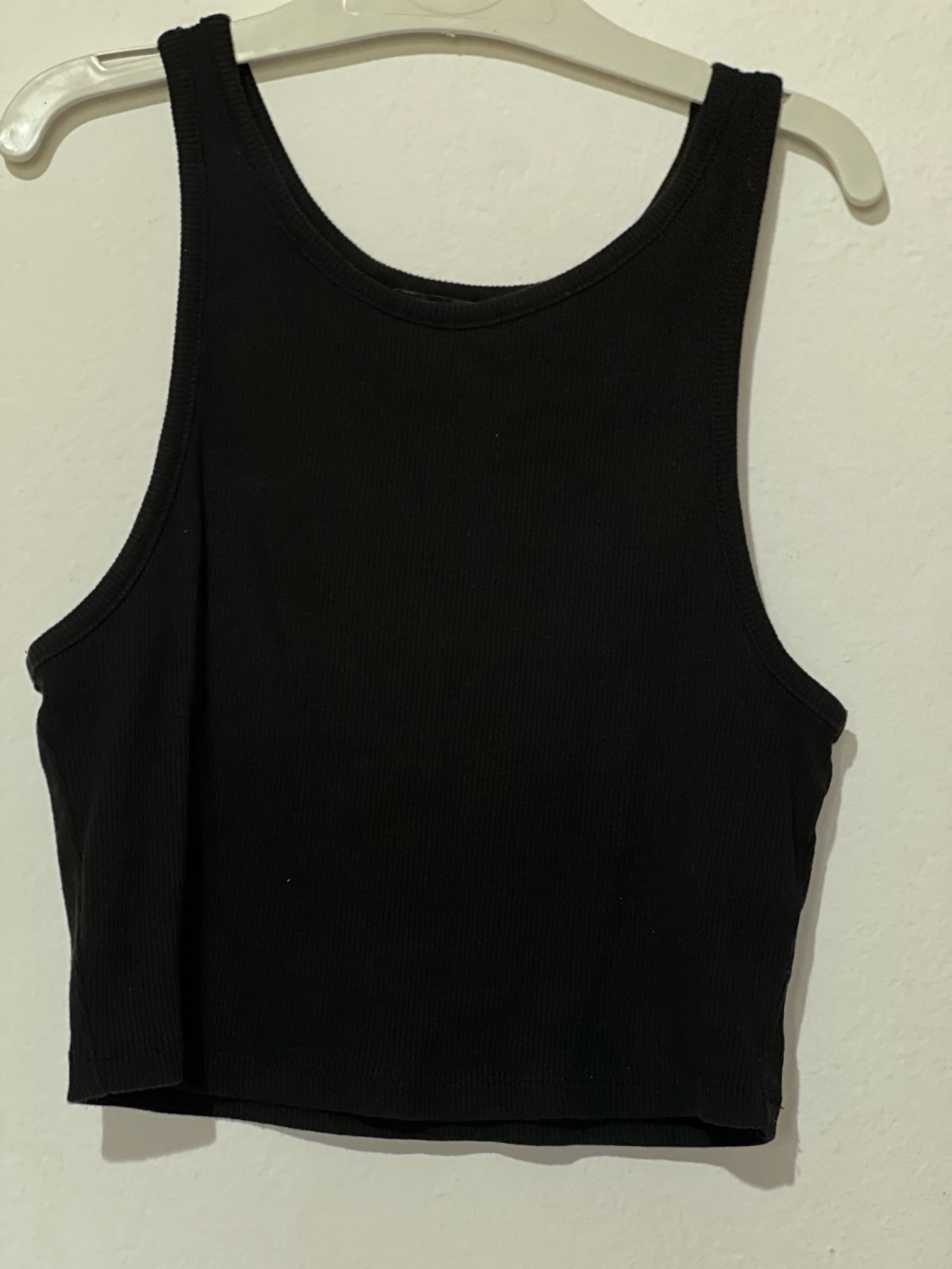 Un crop top noir de la marque zara 